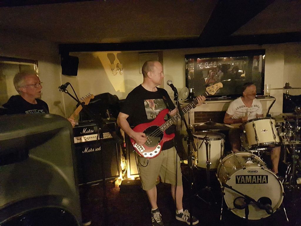 The Four Blokes Photos - Mark, Mike, Ray at the Kings's Arms, Stansted