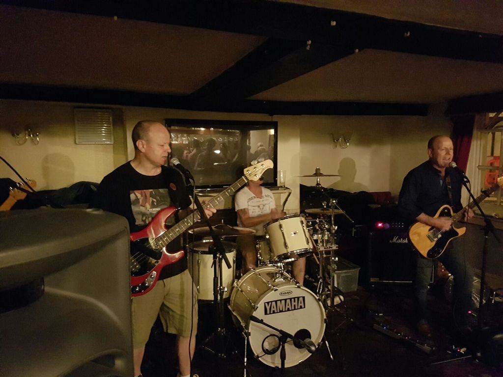 The Four Blokes Photos - Mike, Ray, Jon at the King's Arms, Stansted